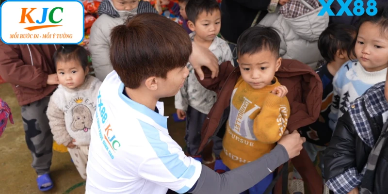 Chuyến đi lan tỏa yêu thương đến điểm trường Lào Vàng ý nghĩa