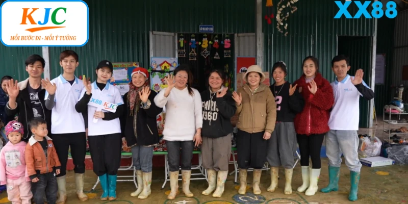 Những món quà ý nghĩa XX88 mang đến điểm trường Lào Vàng